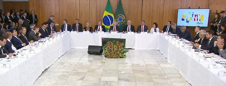 Vice-governador Lucas Ribeiro e outros representantes do poder público se reúnem com Lula.