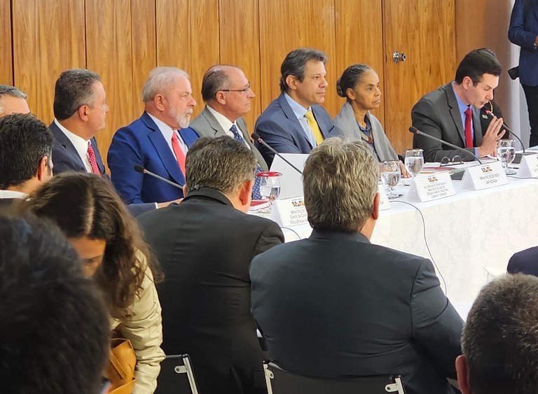 O Governoaor João azevêdo esteve no presente no evento em que Lula assinou os dois decretos com os investimentos em saneamento básico.