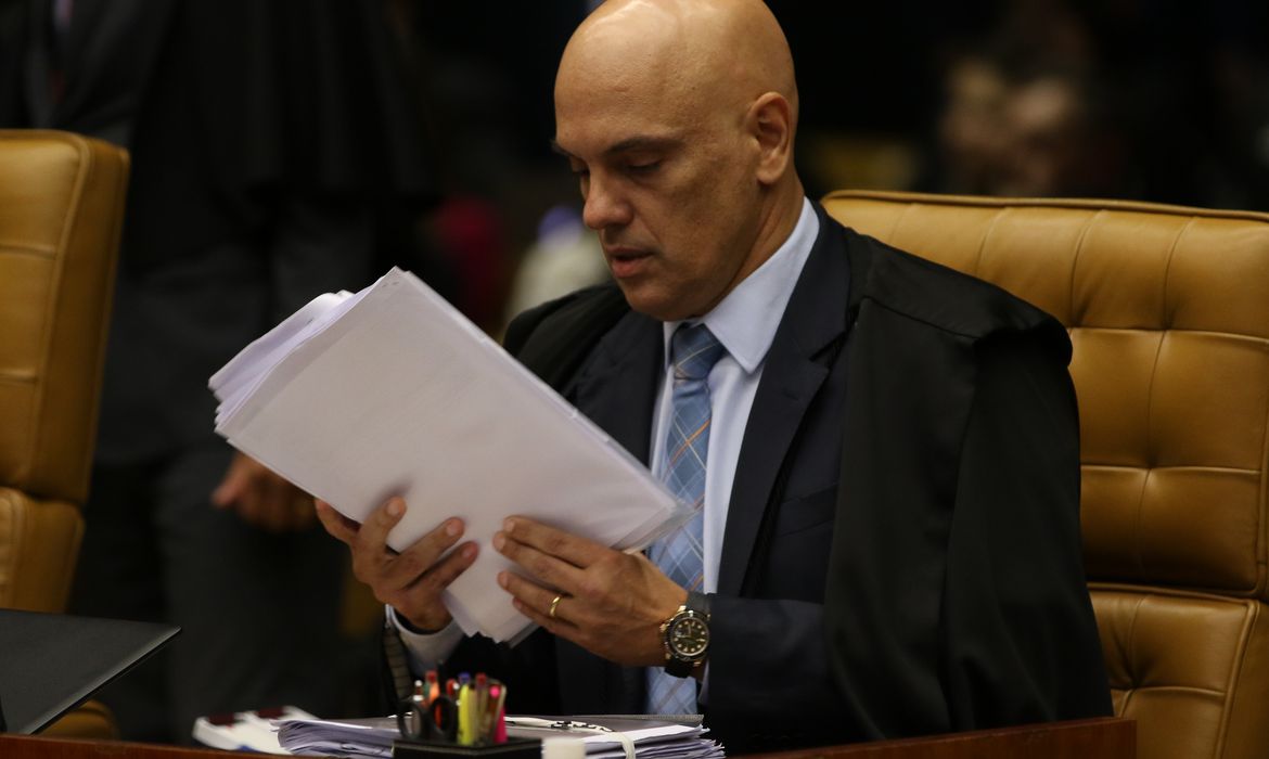 Alexandre de Moraes determinou que o ex-ministro seja ouvido em até dois dias.