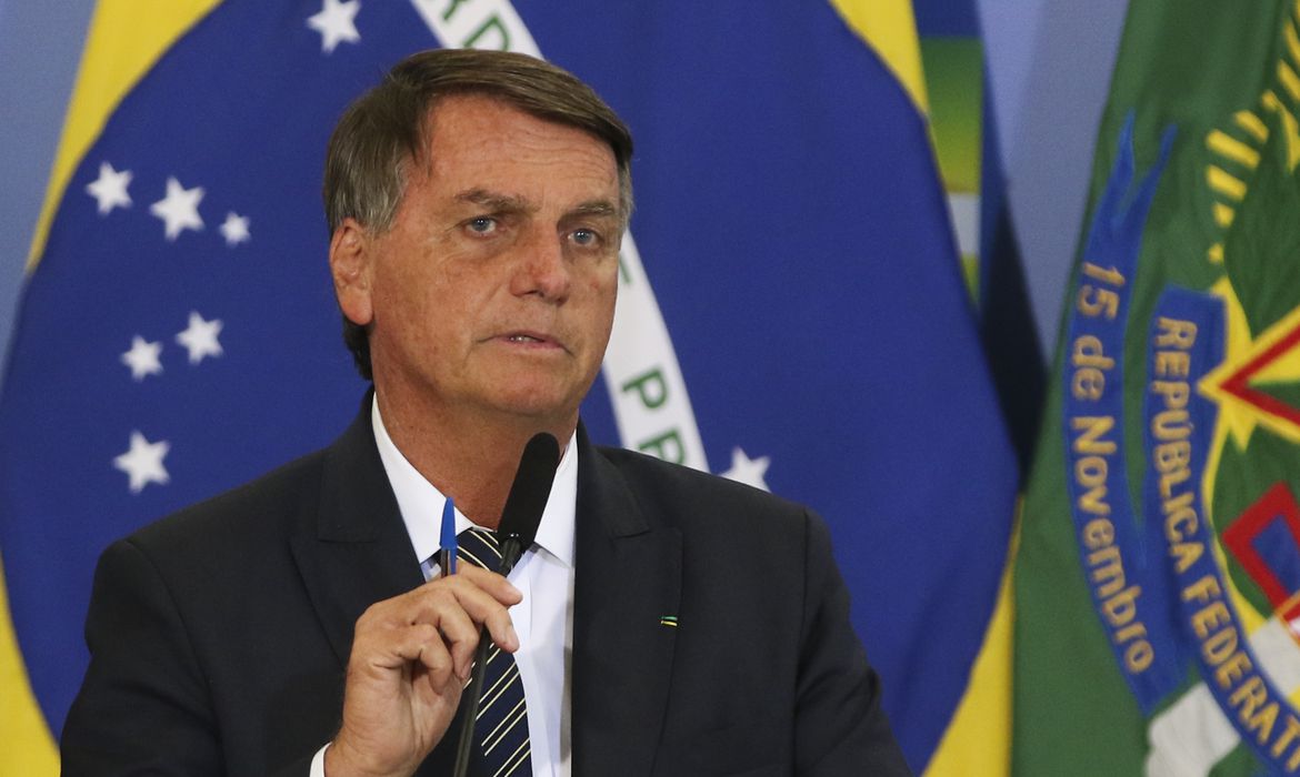 Bolsonaro é investigado pela possibilidade de ter cometido peculato ao tentar ficar com os conjuntos de joias para si.