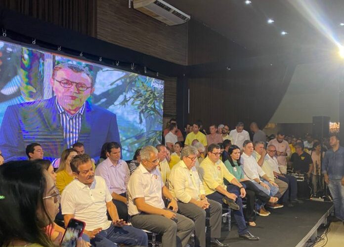 Carlos Siqueira enviou mensagem em vídeo para parabenizar o governador João Azevedo.