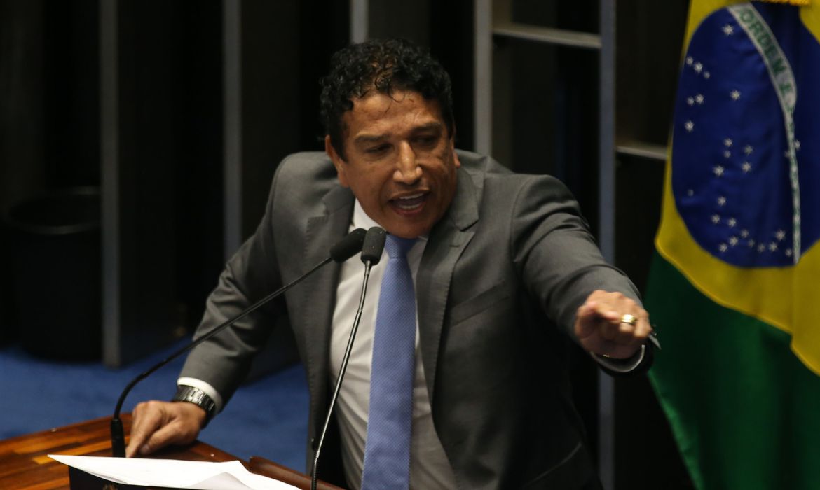 Senador questionou onde estariam defensores dos macacos em episódio racista - Foto: Agência Brasil
