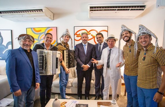 Parlamentares paraibanos e artistas comemoraram aprovação da urgência - Foto: Reprodução