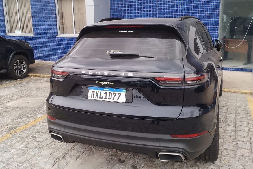 Um dos dois veículos de modelo Porsche Cayenne no valor de R$ 600 mil apreendidos pela Polícia Federal na Operação Halving realizada contra um dos investigados no inquérito sobre a Braiscompany é agora o centro de uma ação judicial movida por uma empresa que busca reaver o carro. O outro carro de mesmo modelo irá a leilão no próximo dia 28 deste mês junto a outros automóveis e imóveis.