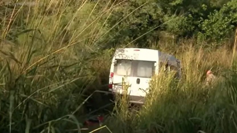 Van saiu da estrada após ser atingida por um caminhão - Foto: Mais PB