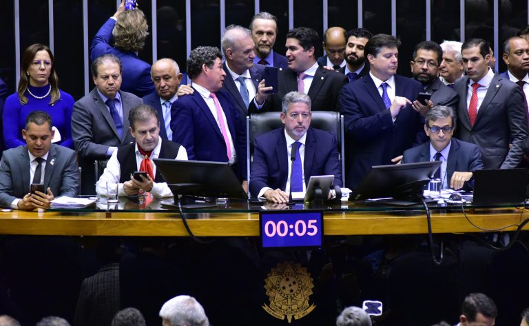 Deputados votam destaques apresentados ao texto do relator - Foto: Agência Câmara de Notícias