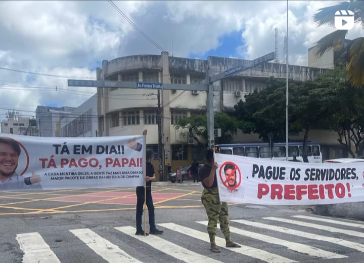 As duas faixas exibiam versões diferentes para um mesmo fato - Foto: Reprodução