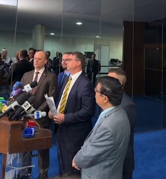 Cabo Gilberto, Flávio Bolsonaro e aliados anunciaram pedido de impeachment de Barroso - Foto: Reprodução