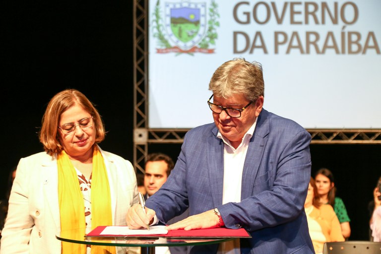 O governador João Azevêdo e a ministra assinaram acordo - Foto: Reprodução