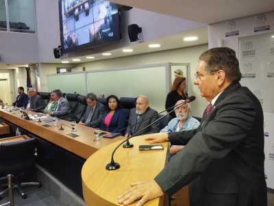 O presidente da Assembleia Legislativa da Paraíba (ALPB), deputado Adriano Galdino, apresentou, na tarde desta terça-feira (08), o Plano de Adesão da ALPB à Agenda 2030 da ONU (Objetivos do Desenvolvimento Sustentável). Na oportunidade, o deputado destacou o pionerismo da Casa Epitácio Pessoa e fez uma explanação do documento que teve apoio amplo, irrestrito e unânime dos demais parlamentares estaduais paraibanos. A sessão especial aconteceu no plenário Deputado José Mariz e reuniu gestores públicos, autoridades civis, membros da comunidade científica e do Poder Legislativo. A Agenda 2030 é um guia para a comunidade internacional e um plano de ação para colocar o mundo em um caminho mais sustentável e resiliente até 2030. O plano indica 17 Objetivos de Desenvolvimento Sustentável, os ODS (Objetivos de Desenvolvimento Sustentável), e 169 metas para erradicar a pobreza e promover vida digna para todos, dentro dos limites do planeta. O documento foi elaborado e aprovado pela Assembleia Geral das Nações Unidas, realizada em Nova York (EUA), em setembro de 2015, com a participação de 193 estados membros. O presidente Adriano Galdino ressaltou a posição de vanguarda que a “Casa de Epitácio Pessoa” ocupa no cenário político brasileiro. No caso da Agenda 2030 da ONU, ele destaca que a ALPB “é a primeira a se incorporar a esse movimento de dimensão mundial”. “E isso é muito importante. Nós estamos fazendo história e estamos sendo referência não só para o Nordeste, mas o Brasil também”, completou.