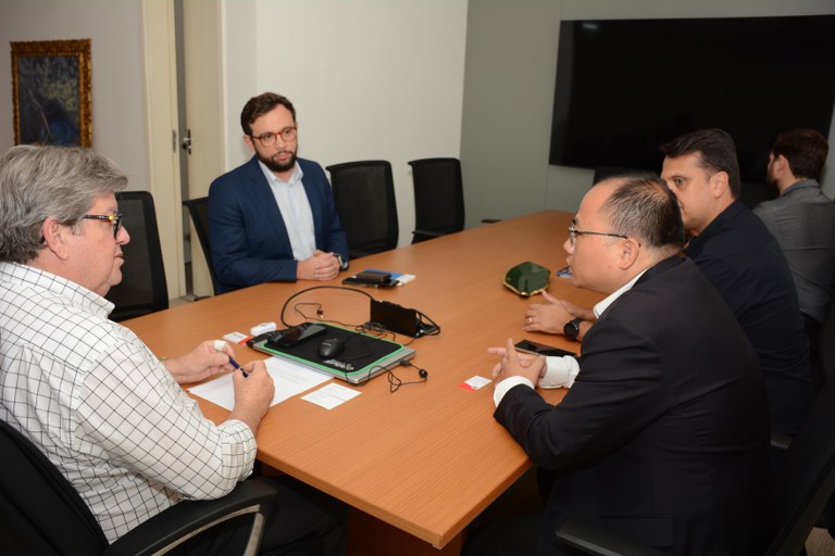 João Azevêdo conversou com representantes de empresa chinesa para instalação de parque eólico - Foto: Reprodução