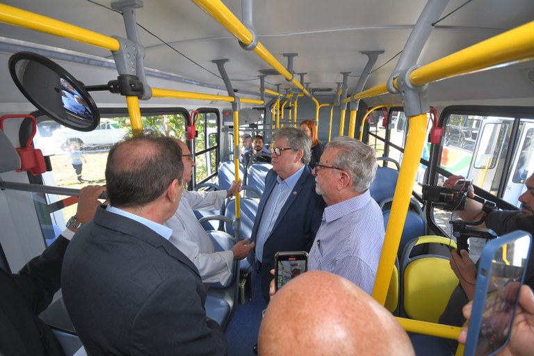 João Azevêdo acompanhou a entrega dos ônibus que circularão na grande João Pessoa - Foto: Reprodução