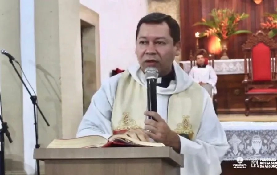 O Padre Luciano Lustosa criticou o prefeito por manter palco em frente a igreja matriz - Foto: Reprodução