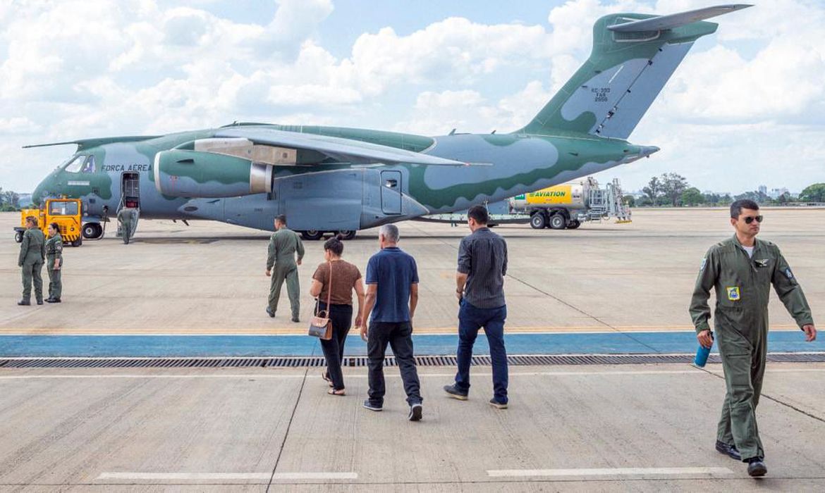 Avião da força aérea com brasileiros repatriados chegou ao país - Foto: Agência Brasil