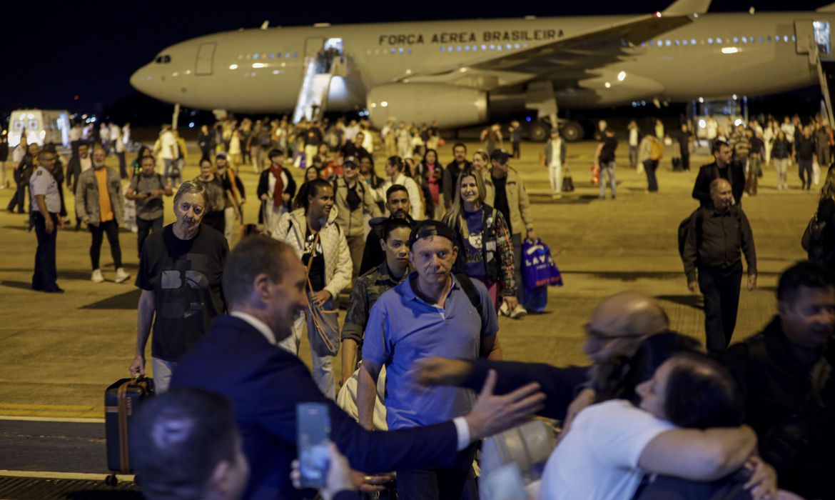 Primeiros brasileiros resgatados em Israel chegaram ao país - Foto: Agência Brasil