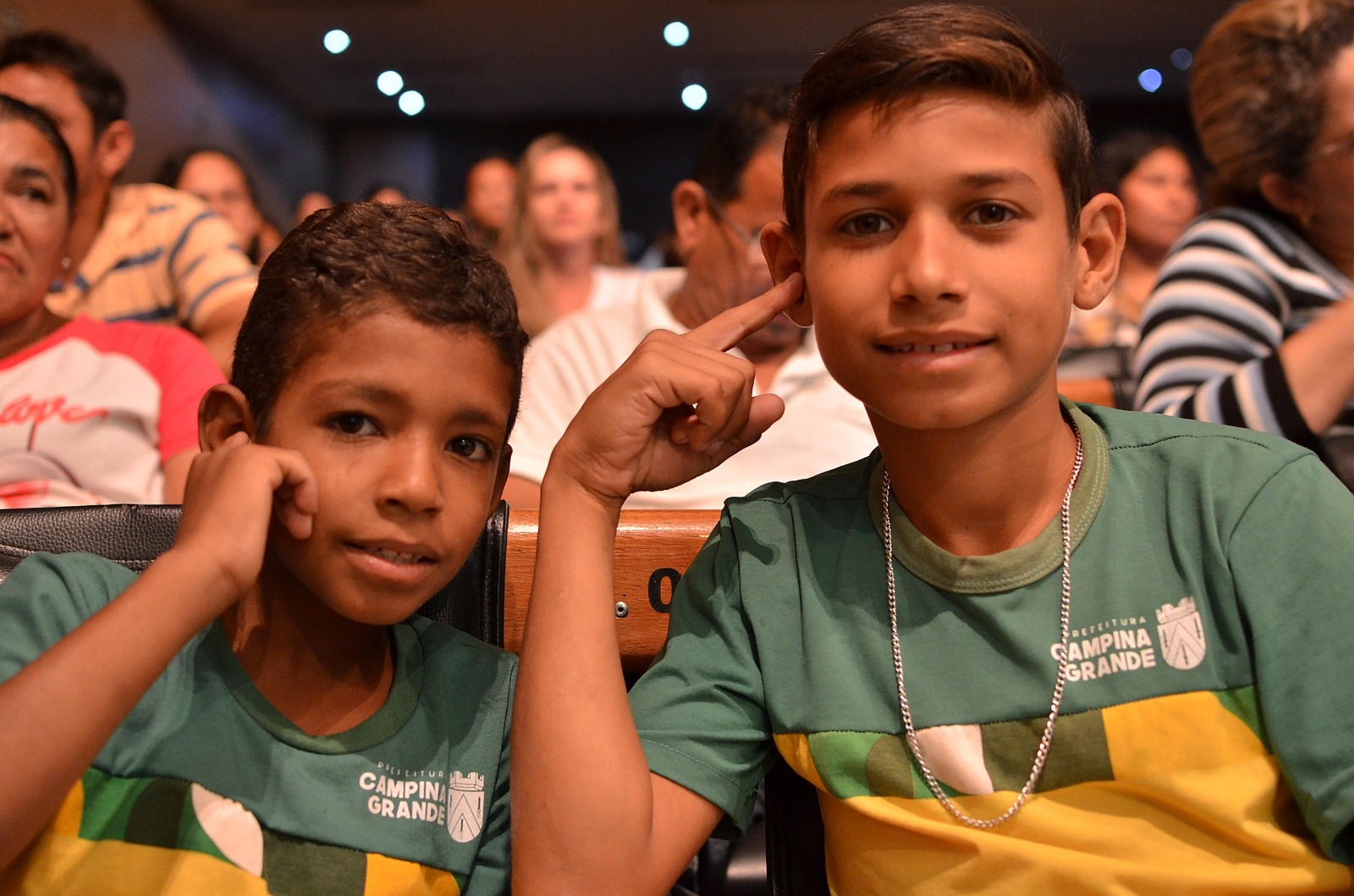 Próteses auriculares foram entregues aos estudantes de Campina Grande - Foto: Reprodução