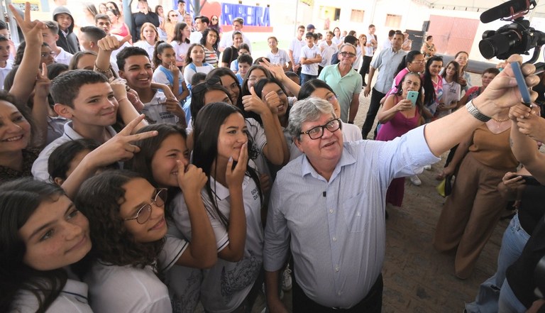 O governador João Azevêdo esteve em cabaceiras e falou de inverstimentos na educação - Foto: Reprodução