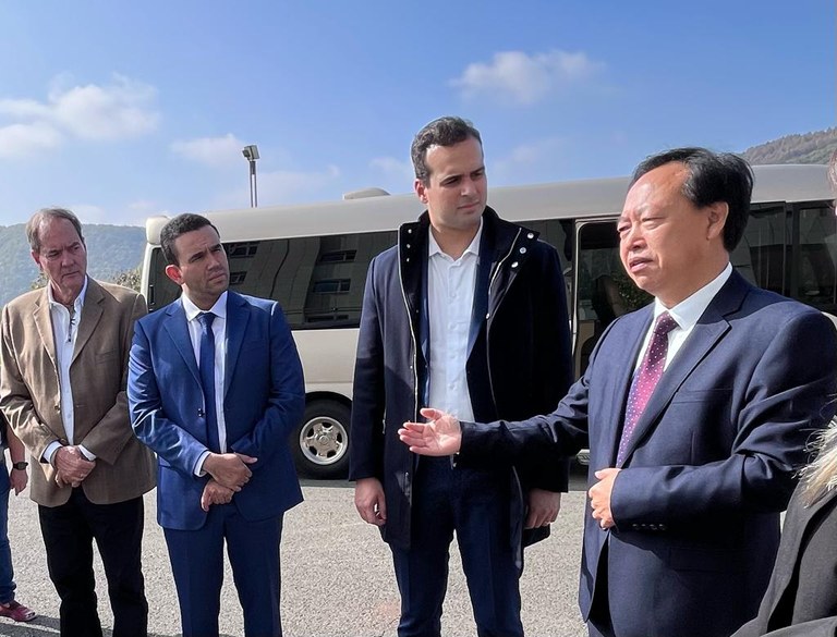 Lucas Ribeiro se reuniu com representantes de farmacêutica que instalará fábrica na Paraíba - Foto: Reprodução