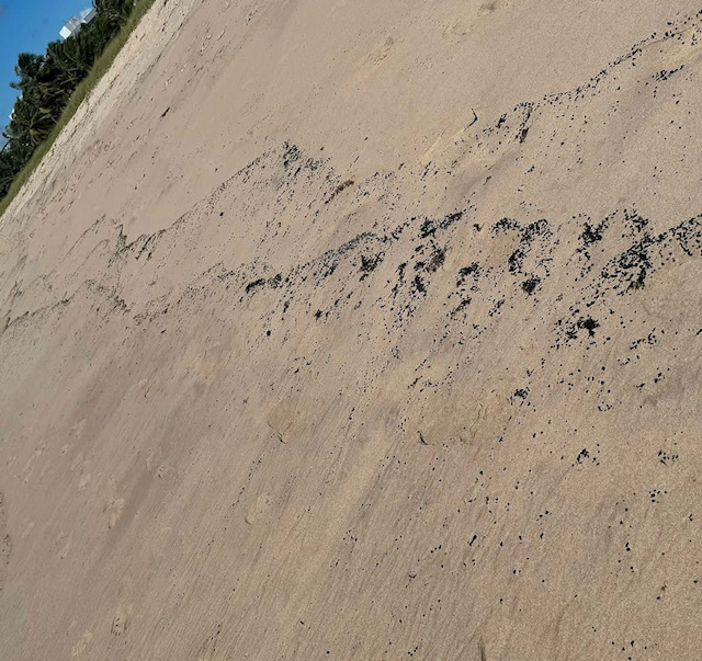 Imagens das manchas de óleo foram compartilhadas pelo prefeito em alerta a população - Foto: Reprodução