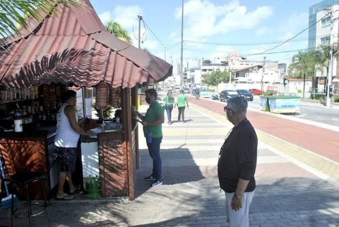 Prefeitura busca regulamentar atuação de comerciantes e artistas de rua na orla da Capital - Foto: Reprodução