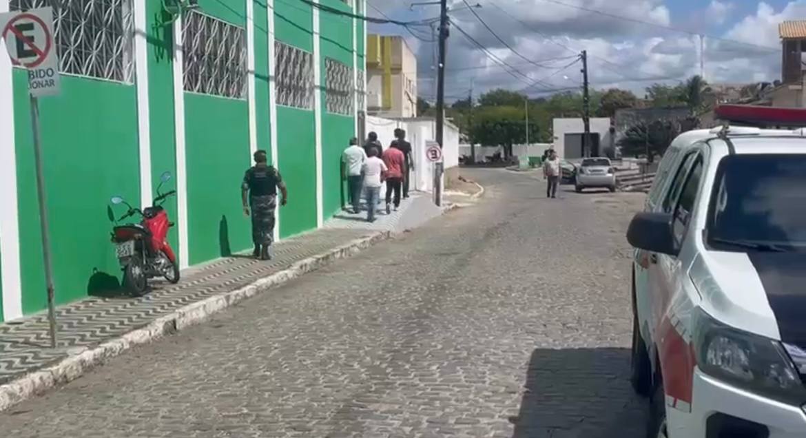 Polícia Militar cumpriu mandados de busca e apreensão em Mulungu - Foto: blog do Maurílio Júnior