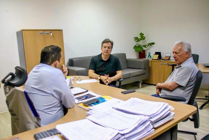 Júnior Araújo e José Aldemir se reuniram com o secretário de Saúde, Johny Bezerra - Foto: Reprodução