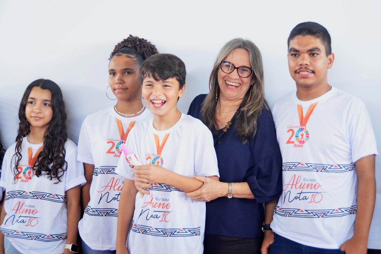 Estudantes da Rede Pública de ensino receberam medalhas e certificados - Foto: Reprodução