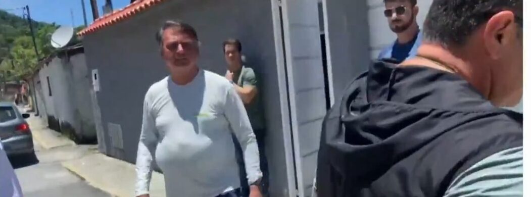 Jair, Carlos e Eduardo Bolsonaro foram filmados deixando casa juntos com agentes da PF - Foto: Reprodução