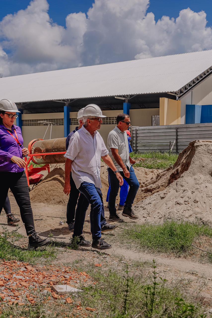 Cícero verificou obras que a prefeitura está construindo com recursos próprios pela cidade - Foto: Reprodução