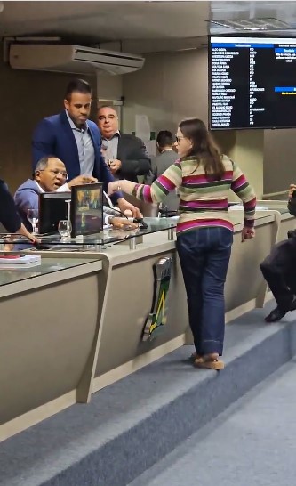 Marinaldo Cardoso e Ivonete Ludgério discutiram durante sessão especial - Foto: Reprodução