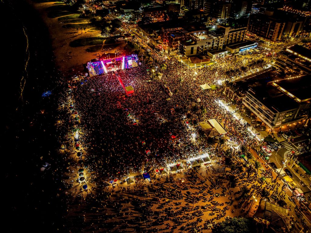 Festival Forró Verão reúne o público para ver grandes nomes do forró nacional nas areias da Capital - Foto: Reprodução