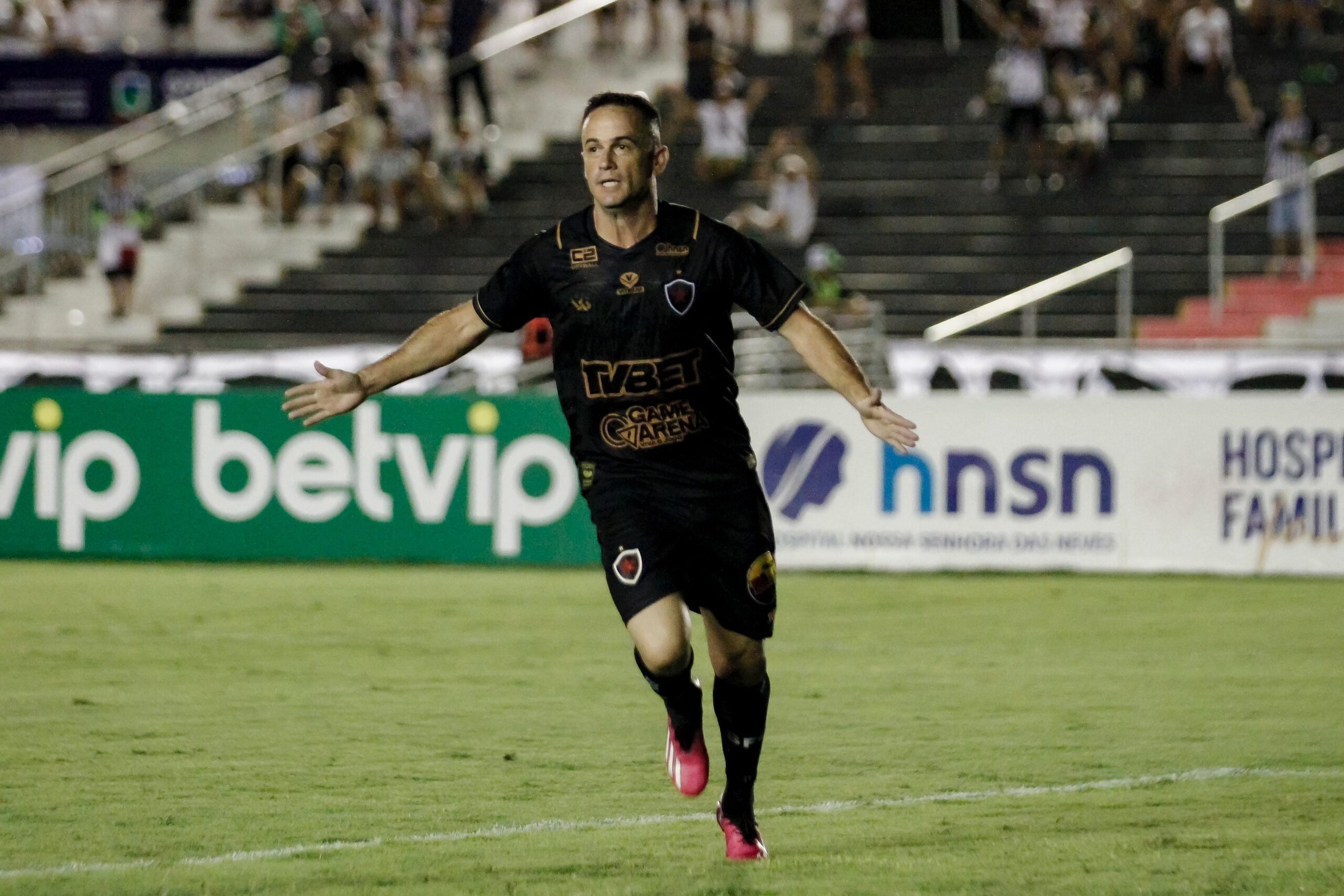 Pipico e Erick marcaram os gols que deram a vitória ao Botafogo-PB - Foto: Cristiano Santos/Botafogo-PB