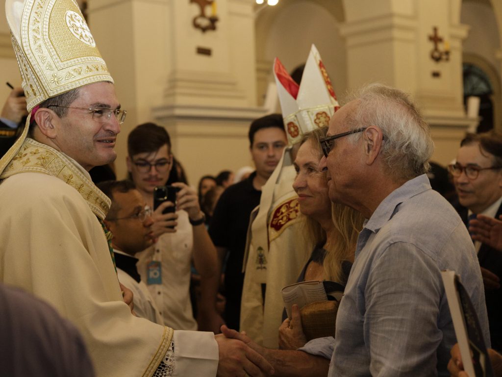 Cícero e a primeira-dama, Lauremília Lucena, participaram da missa de acolhida de Dom Alcivan Tadeus - Foto: Reprodução