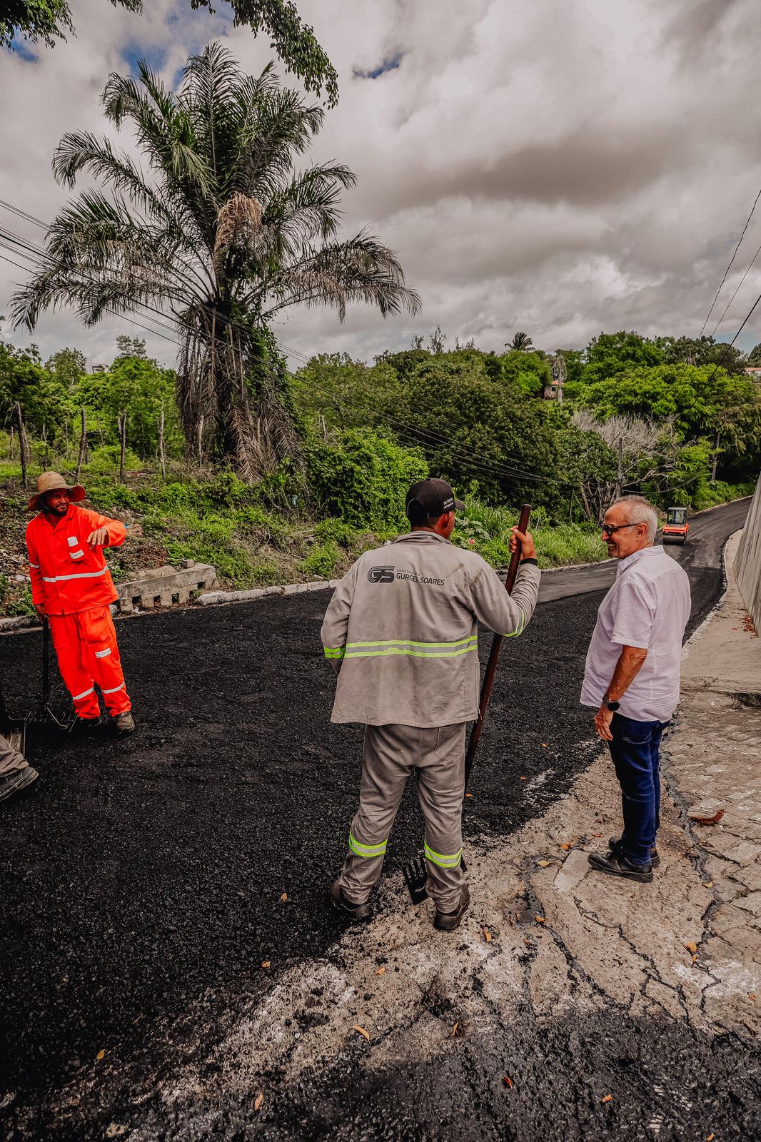 Prefeito fiscalizou obras de pavimentação - Foto: Reprodução