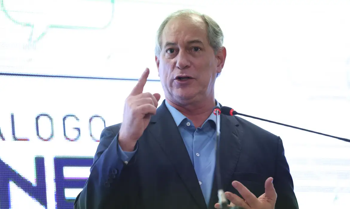 Em conversa com presidente do PSDB Ciro Gomes discute cria o de