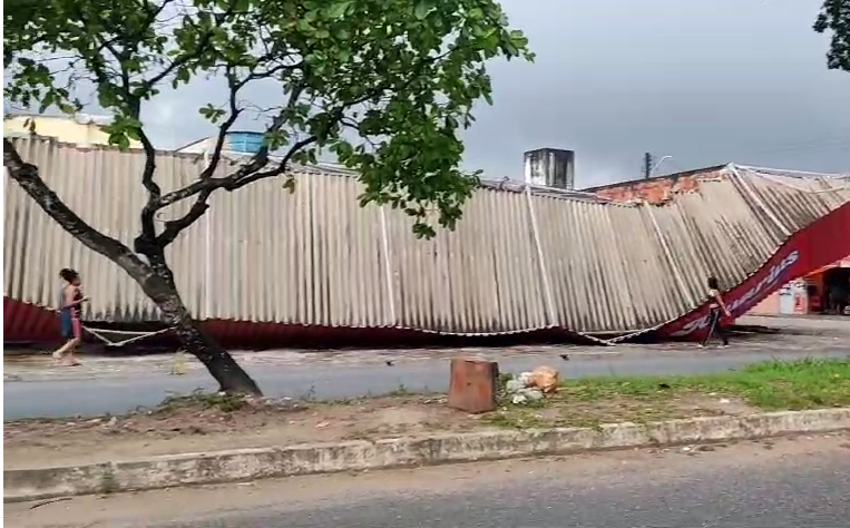 A fachada de um supermercado cedeu em decorrência da chuva e do vento registrados na Capital - Foto: Reprodução