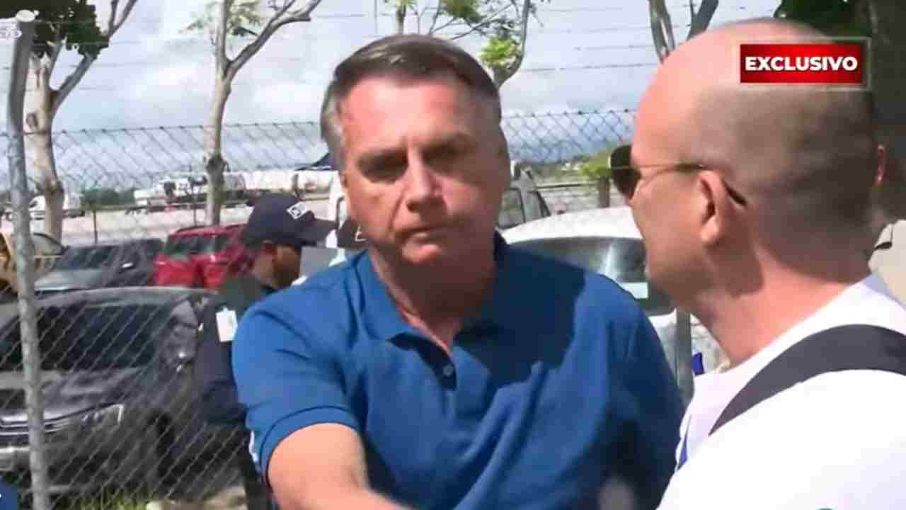 Bolsonaro empurrou Cabo Gilberto quando esse tentou se inserir em conversa - Foto: Reprodução/TV Arapuan