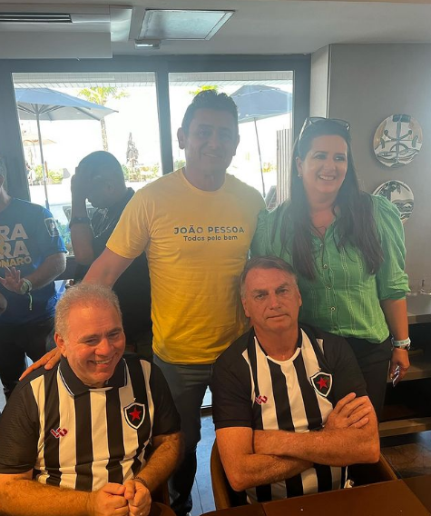 Bolsonaro e Marcelo Queiroga vestiram camisa do Belo durante almoço - Foto: Reprodução