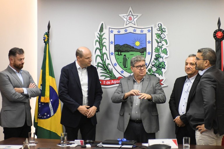 João Azevêdo esteve reunido com diretores da Deceuninck Brasil