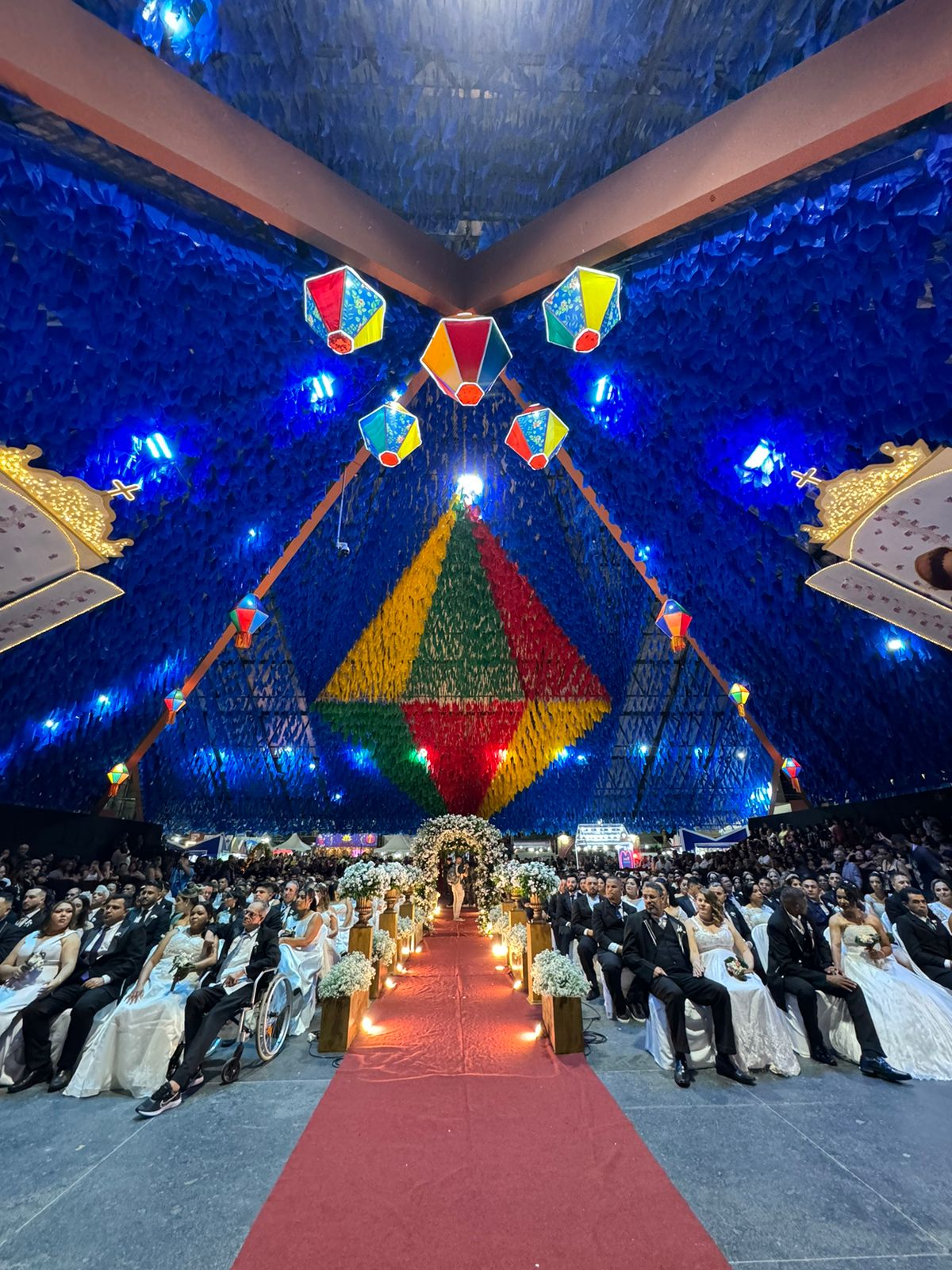 Casamento coletivo permitiu a oficialização das uniões de diversos casais no Parque do Povo - Foto: Reprodução