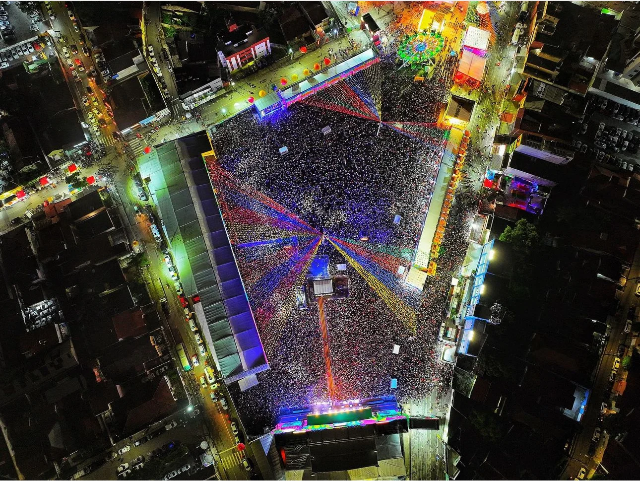 Parque do Povo recebe mais de 73 mil pessoas na noite de sábado (8).