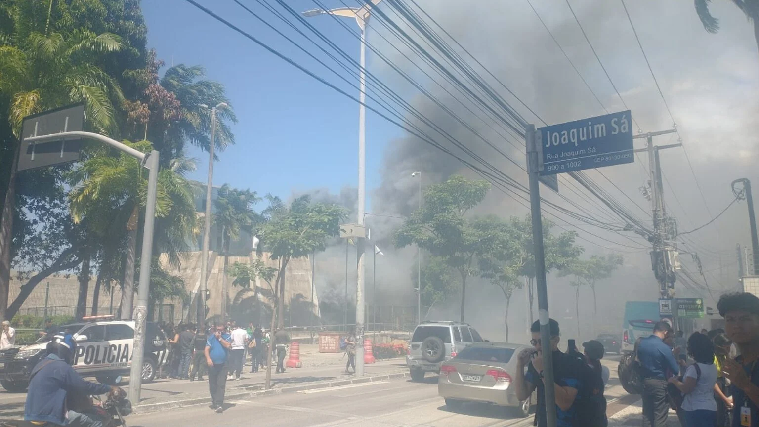 Prédio da ALECE foi atingido por chamas e parlamentares e servidores deixcaram o local correndo - Foto: Reprodução