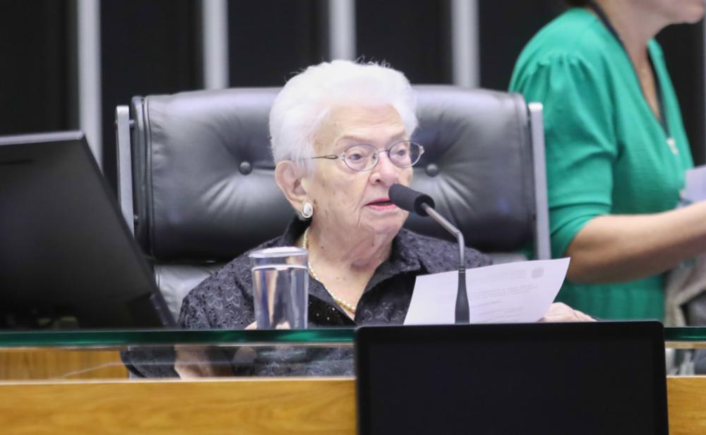 A deputada Luiza Erundina passou mal enquanto participava de comissão - Foto: Zeca Ribeiro/ Câmara dos Deputados