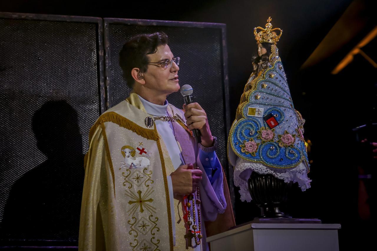 A primeira noite da Festa da Neves atraiu uma multidão de fiéis ao Parque Solon de Lucena