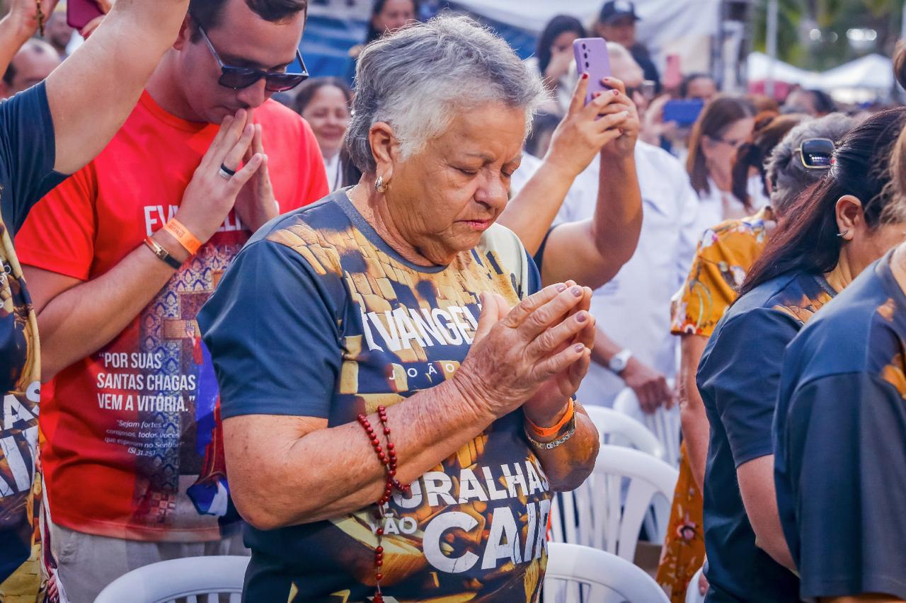 A primeira noite da Festa da Neves atraiu uma multidão de fiéis ao Parque Solon de Lucena