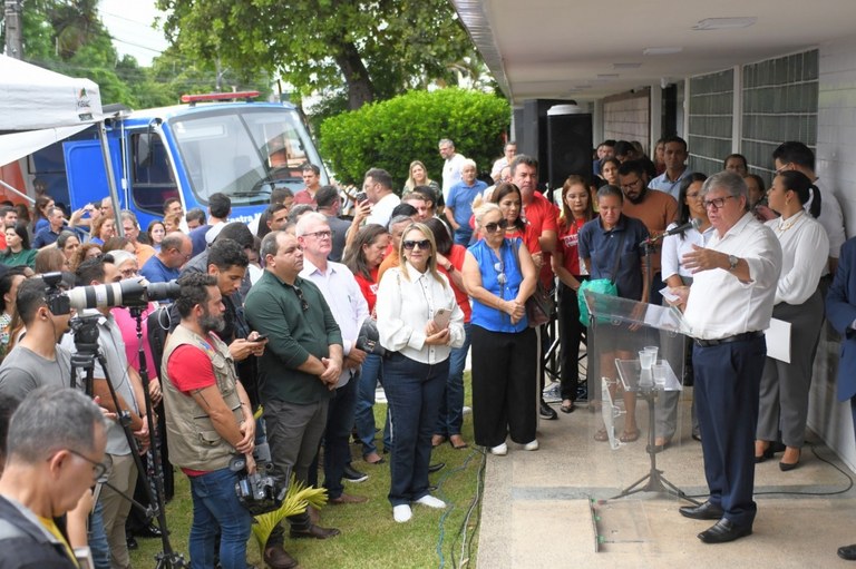 João Azevêdo fez a entrega do segundo castramóvel do Paraíba Pet