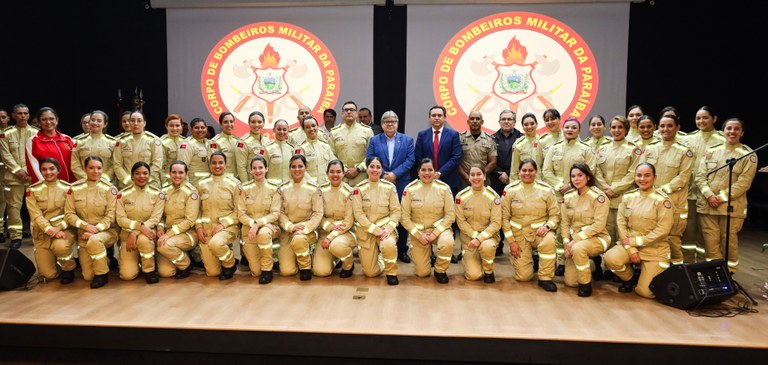 Governador promoveu homens e mulheres do Corpo de Bombeiros - Foto: Francisco França