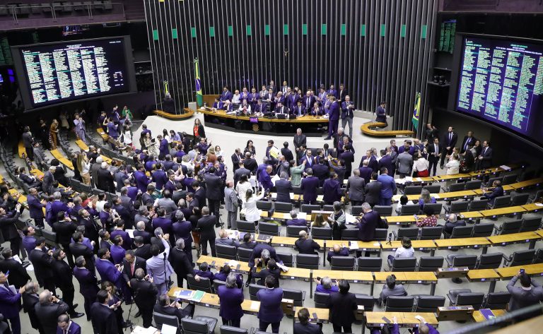 Deputados aprovaram o projeto na sessão do Plenário