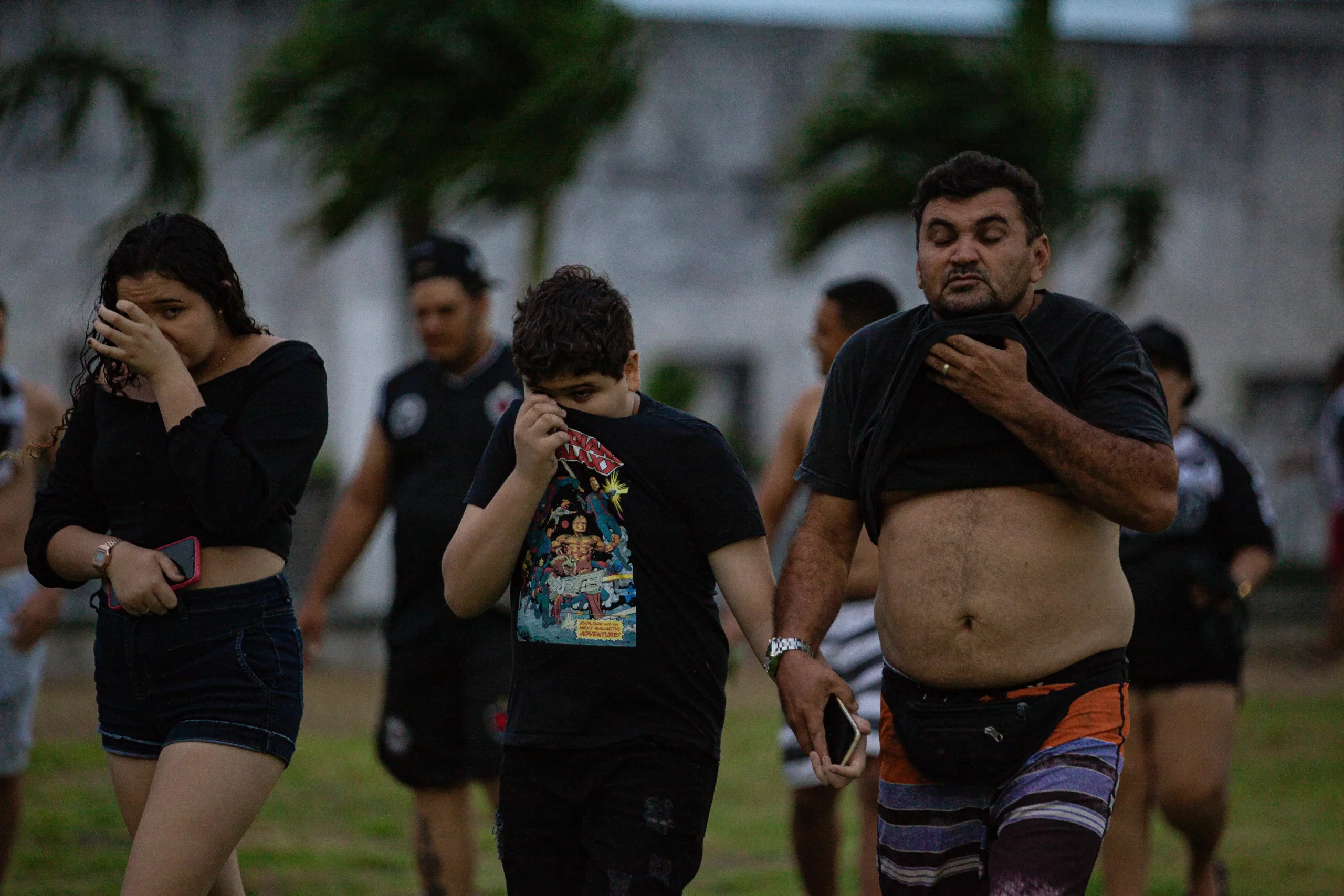 Polícia autorizou a entrada dos torcedores no campo para se proteger do gás - Foto: Cristiano Santos / Botafogo-PB