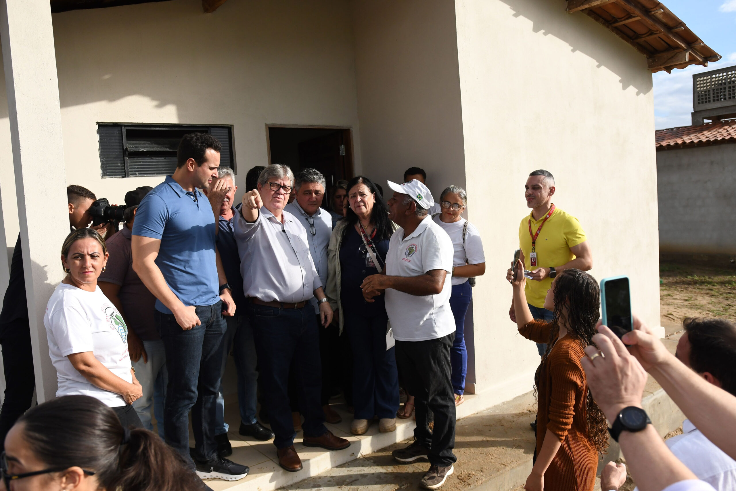 O governador João Azevêdo esteve em Itatuba, Ingá e Itabaiana, ocasião em que entregou escola e inspecionou obras de habitação e segurança.